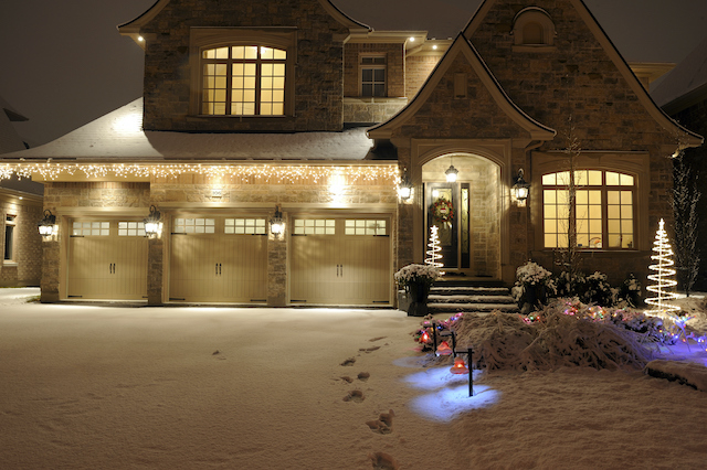 The Best Winter Outdoor Décor Concepts for Your Custom House